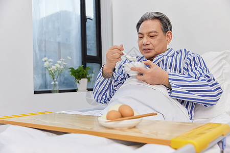 病床上的老人吃早饭高清图片