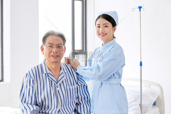 护士照顾行动不便的老人图片
