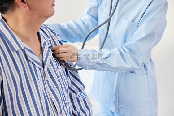 护士使用听诊器帮老人检查心脏图片