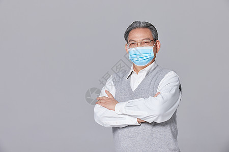 戴口罩的老年人形象双手抱胸图片素材