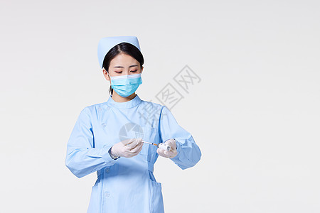 护士用针管吸取疫苗图片