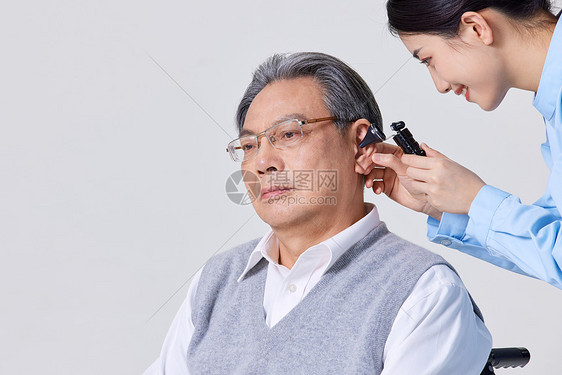 护士帮老人检查耳朵特写图片
