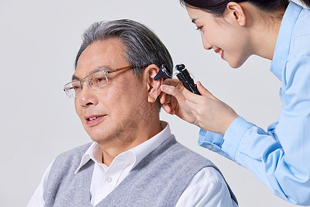 耳朵生病护士帮老人检查耳朵特写背景