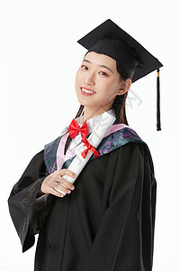 手拿毕业证的女大学毕业生图片