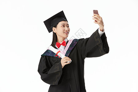 穿学士服的女大学毕业生自拍图片