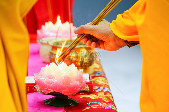 过年烧香祈福图片