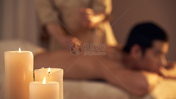 按摩师为男性做spa背部按摩图片