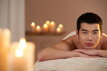 青年男性趴在床上做SPA图片