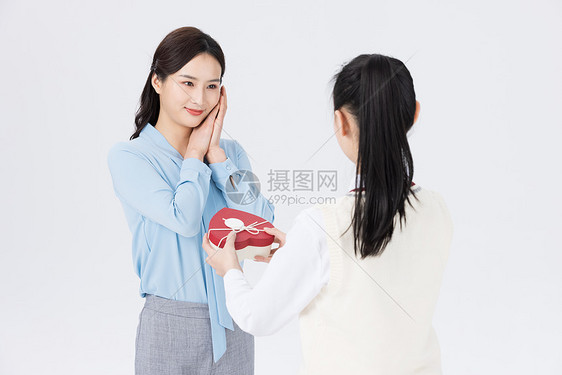 教师节女同学送礼物给老师图片