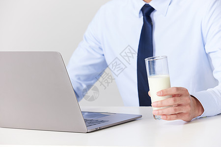 喝牛奶的商务男性图片