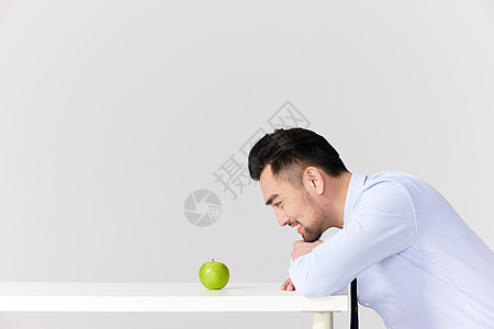 健康饮食吃苹果的职场男性图片