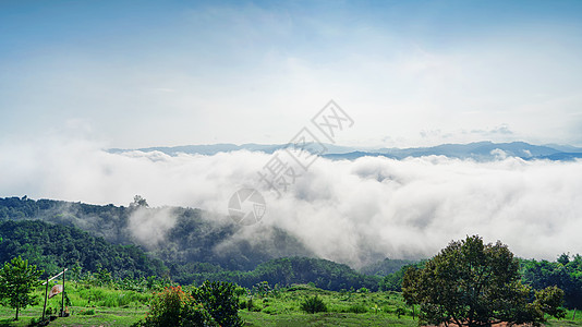 泰国南部山林山顶云海图片