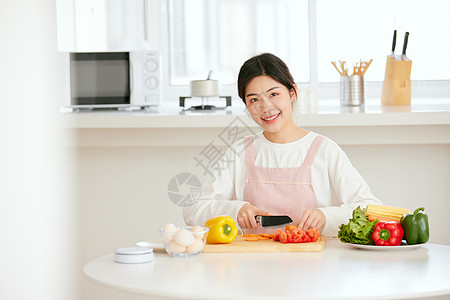 厨房食材周末居家做美食的年轻女性背景