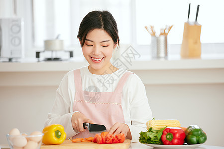 周末居家做美食的年轻女性图片