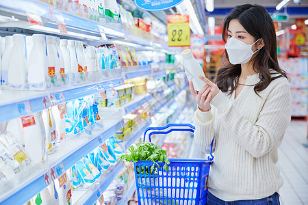疫情超市佩戴口罩逛超市的年轻女性背景