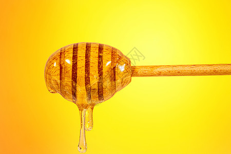 黄色背景前的蜂蜜图片