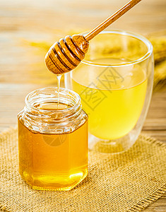 木桌上的蜂蜜和蜂蜜水图片
