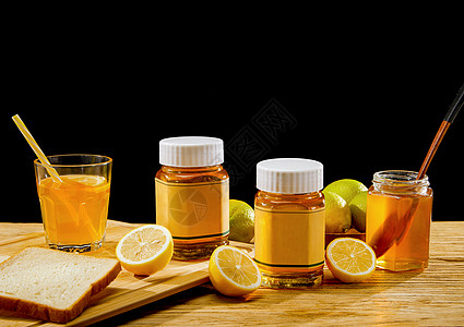 木桌上的蜂蜜罐子图片