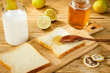 木桌上的面包蜂蜜牛奶图片