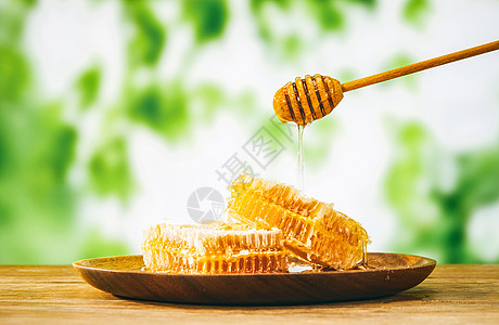 木桌上的蜂巢蜜图片