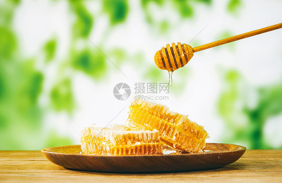 木桌上的蜂巢蜜图片