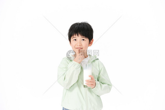 喝纯牛奶的小男孩图片