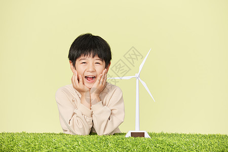 地球亚洲风力发电机模型和开心的小男孩背景