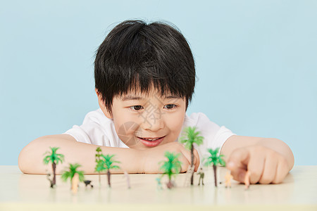 小男孩与微距植物图片