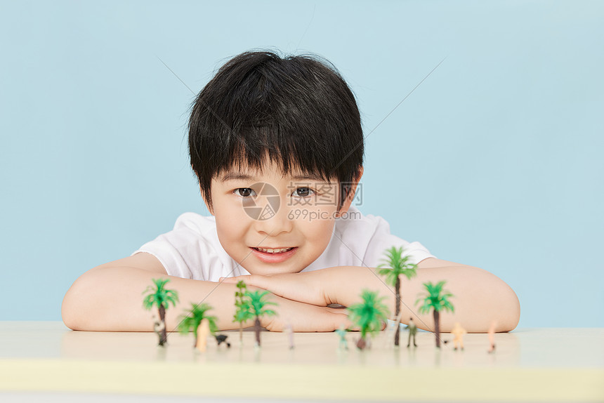 小男孩与微距植物图片