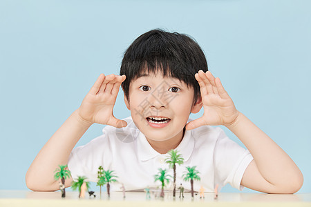 世界地球日小男孩与微距植物背景