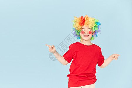 愚人节扮成小丑开心的男孩背景图片