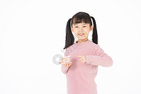 手拿牙齿模型的小女孩图片