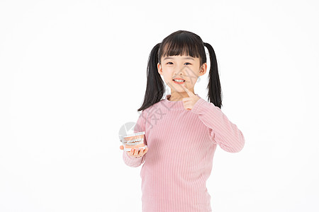 手拿牙齿模型的小女孩图片