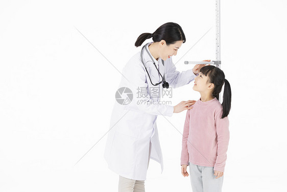 给小女孩测量身高的医护人员图片