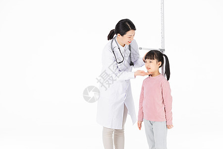 儿童长高给小女孩测量身高的医护人员背景