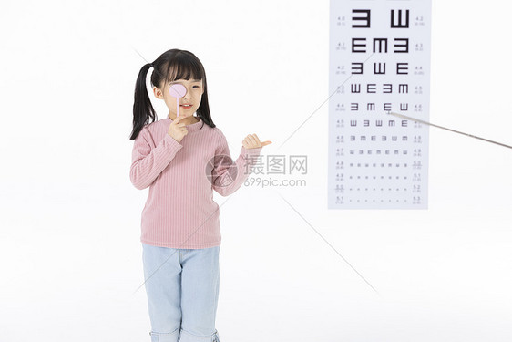 测试视力的小女孩图片