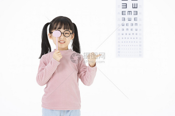 接受视力检测的小女孩图片