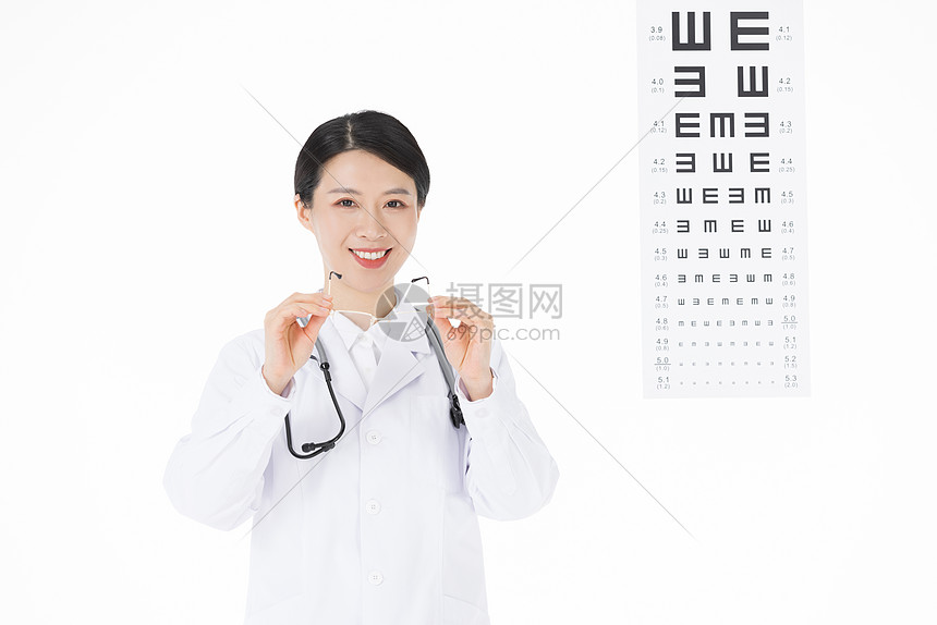 视力检测医生手拿眼镜图片