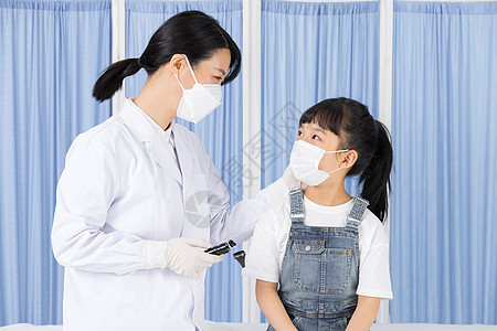 亲切的医生与生病的小女孩背景图片