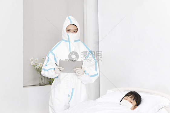 医生和躺在病床上不舒服的小女孩图片