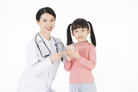 亲切的儿童牙医与小朋友图片