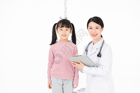 孩子长大了医护人员给小女孩测量身高背景