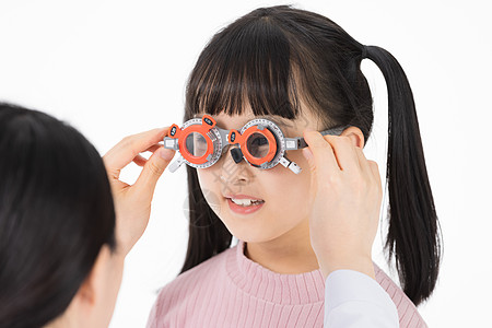 捂眼睛小女孩正在配眼镜的小女孩背景