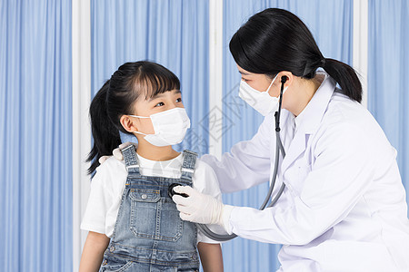 医生听诊器帮小女孩做检查背景图片