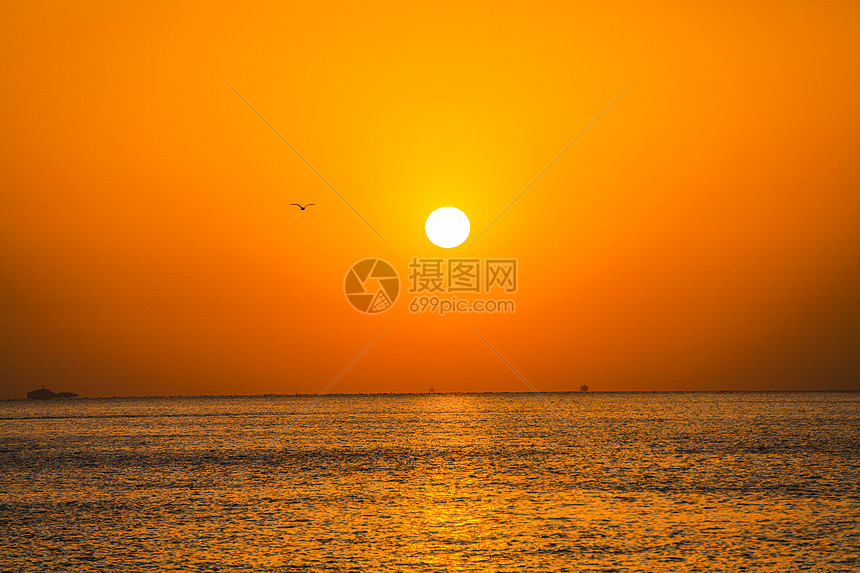 太阳从海面上升起图片