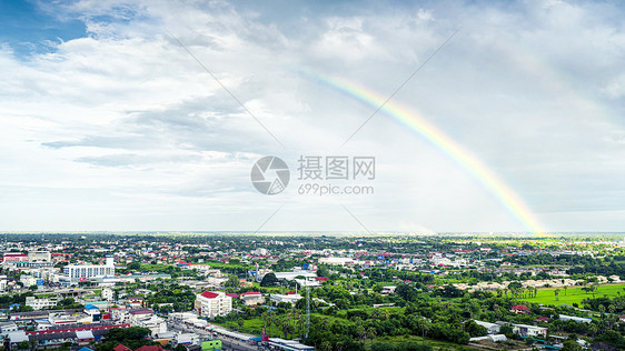 热带城市雨过天晴彩虹出现图片