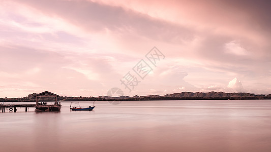 泰国东部粉色大海图片