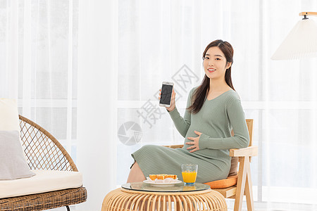 居家生活的孕妇展示手机图片