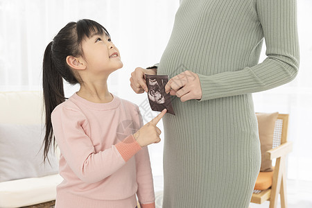 温馨母女手拿b超图片展示期待二胎图片