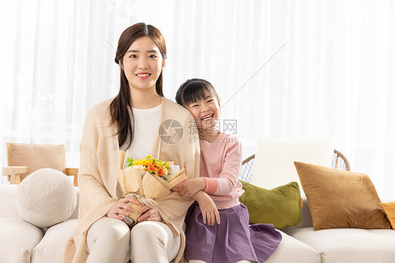 母亲节女儿送花给妈妈图片